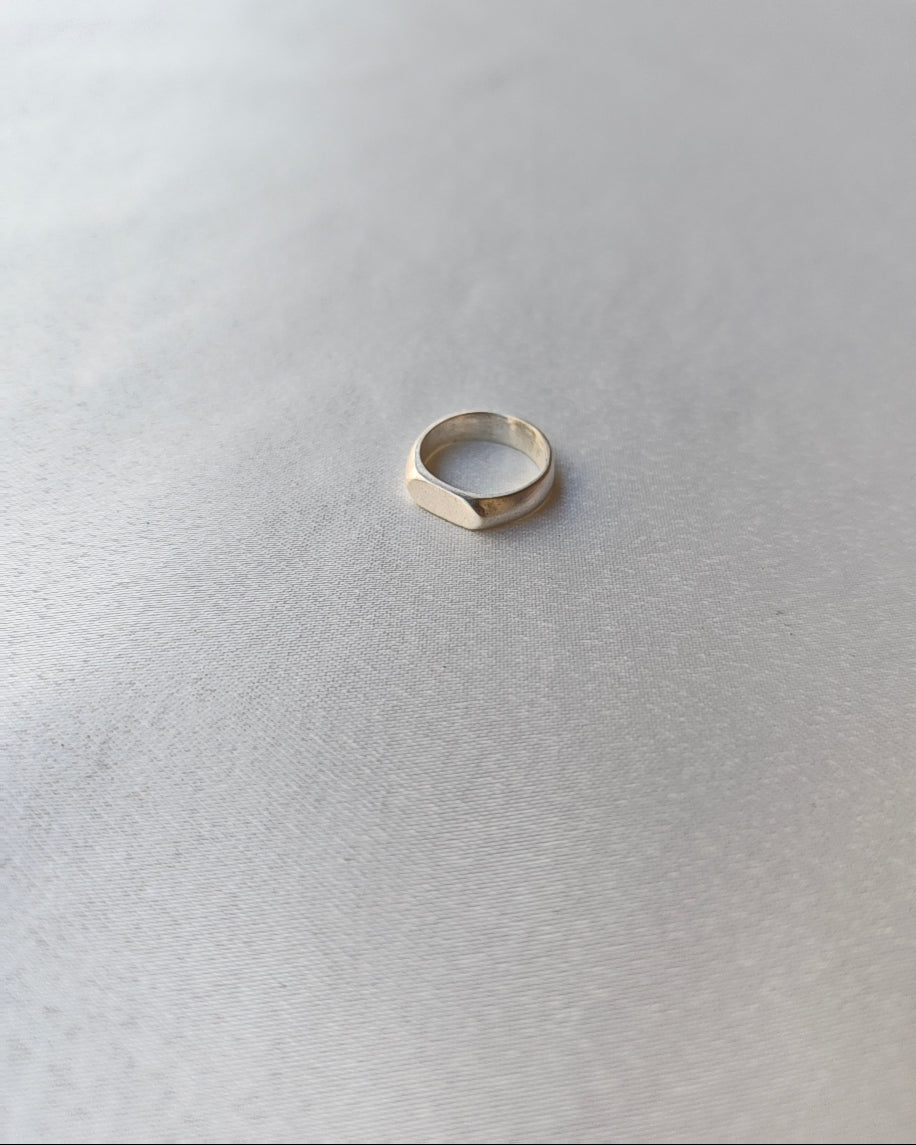 Latus — El Yapımı Geniş Bantlı Gümüş Yüzük | moirai jewellery