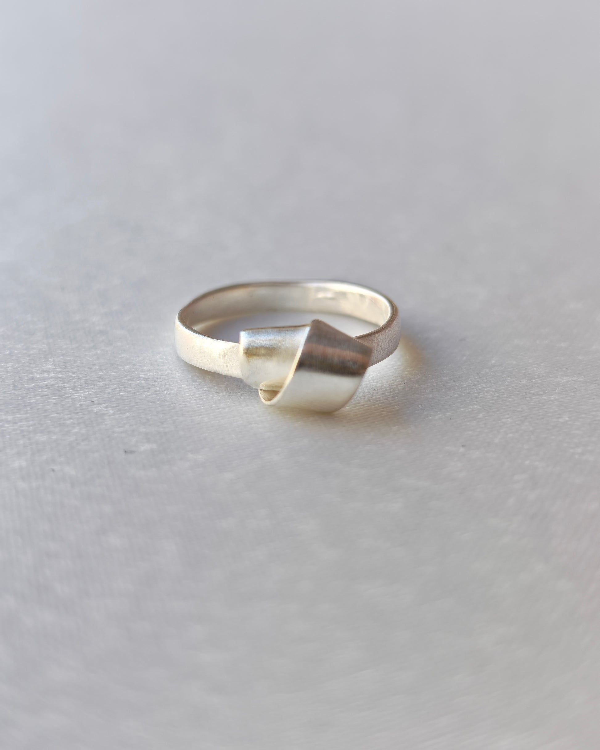 Versio — El Yapımı Dönüşüm Motifli Gümüş Yüzük | moirai jewellery