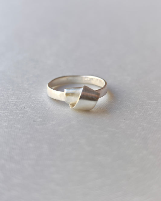 Versio — El Yapımı Dönüşüm Motifli Gümüş Yüzük | moirai jewellery